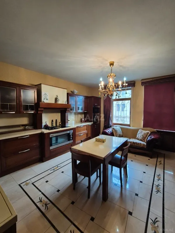 Satılır 5 otaqlı mənzil 240 m²