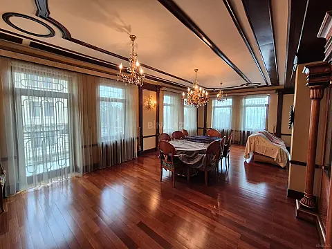 Satılır 5 otaqlı mənzil 240 m²