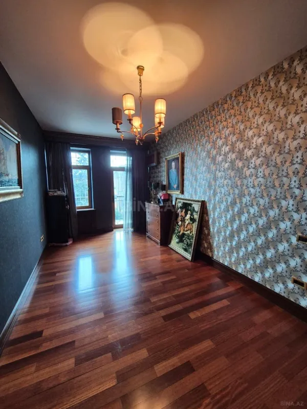 Satılır 5 otaqlı mənzil 240 m²