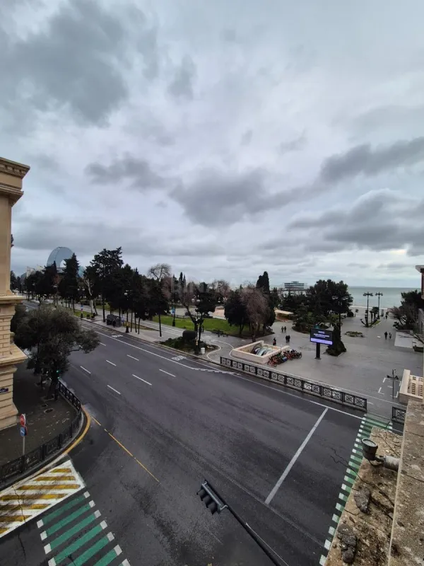 Satılır 5 otaqlı mənzil 240 m²