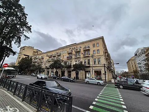 Satılır 5 otaqlı mənzil 240 m² — Bakı, Sahil qəs. 5 otaq 240.00 m²