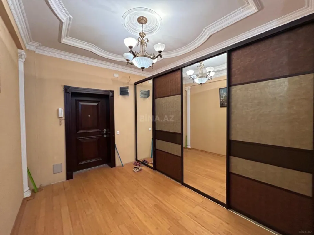 Satılır 4 otaqlı mənzil 220 m²