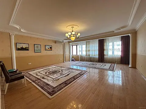 Satılır 4 otaqlı mənzil 220 m²