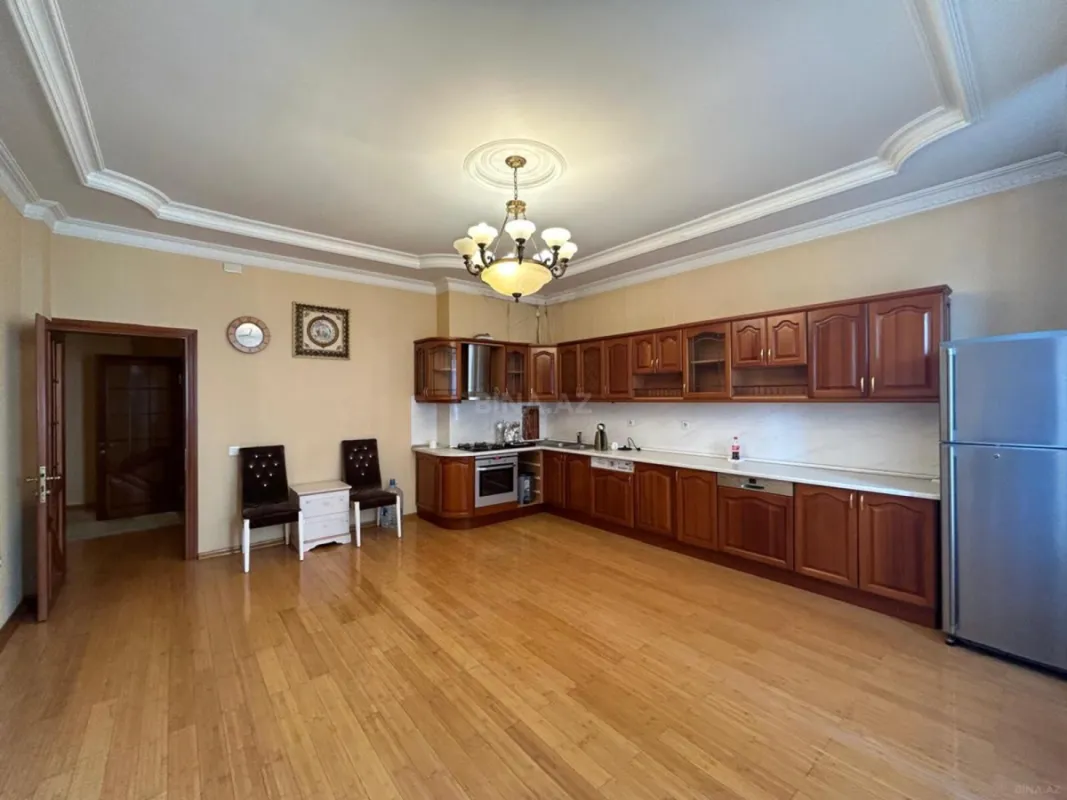 Satılır 4 otaqlı mənzil 220 m²