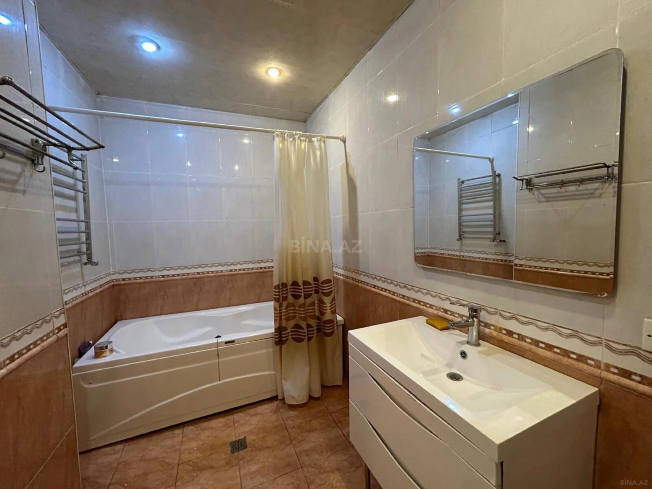 Satılır 4 otaqlı mənzil 220 m²