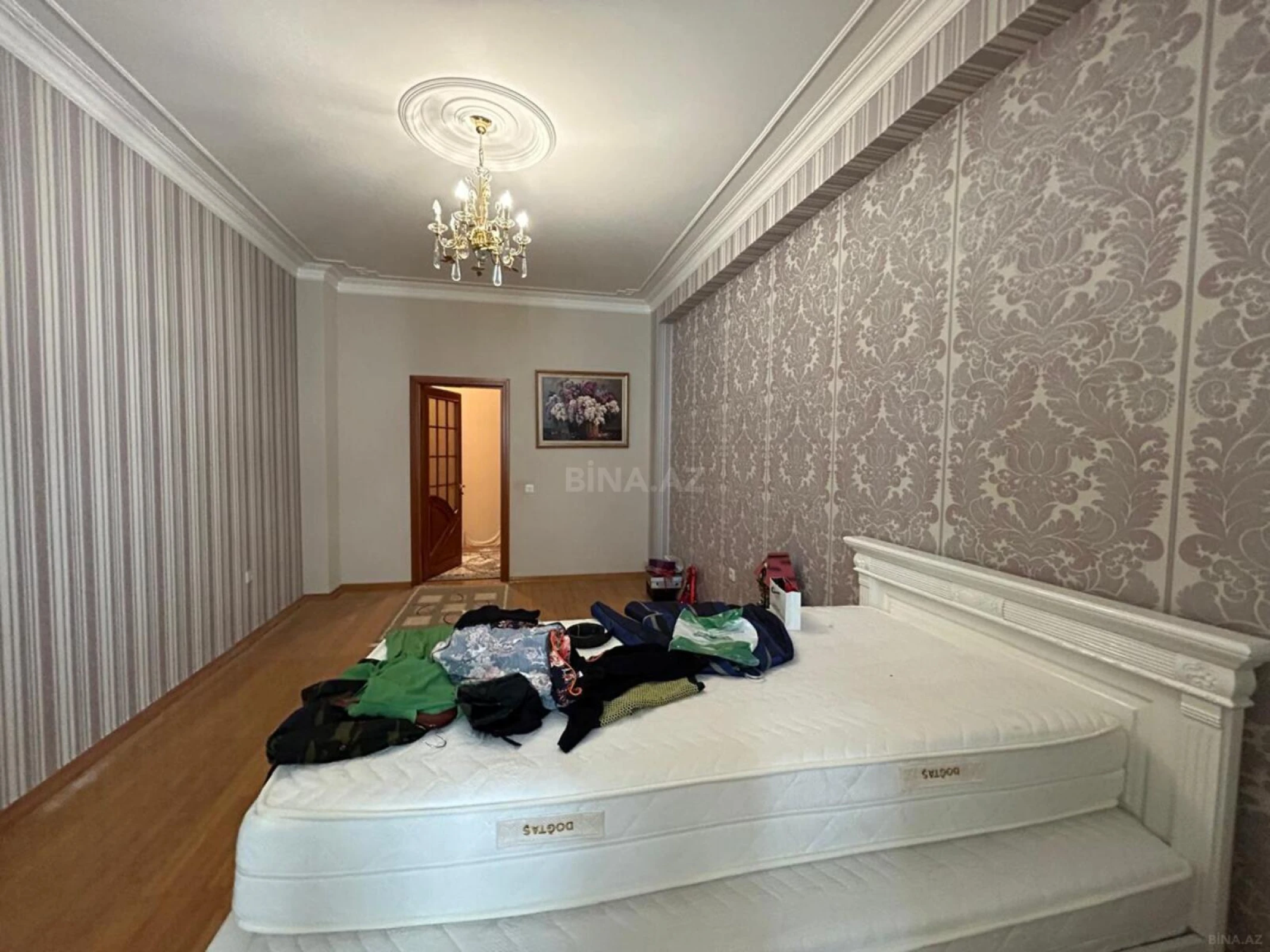 Satılır 4 otaqlı mənzil 220 m²