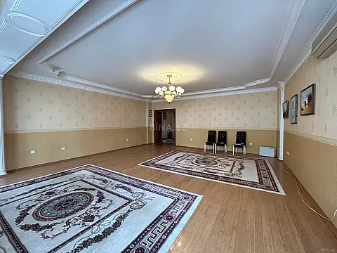 Satılır 4 otaqlı mənzil 220 m²