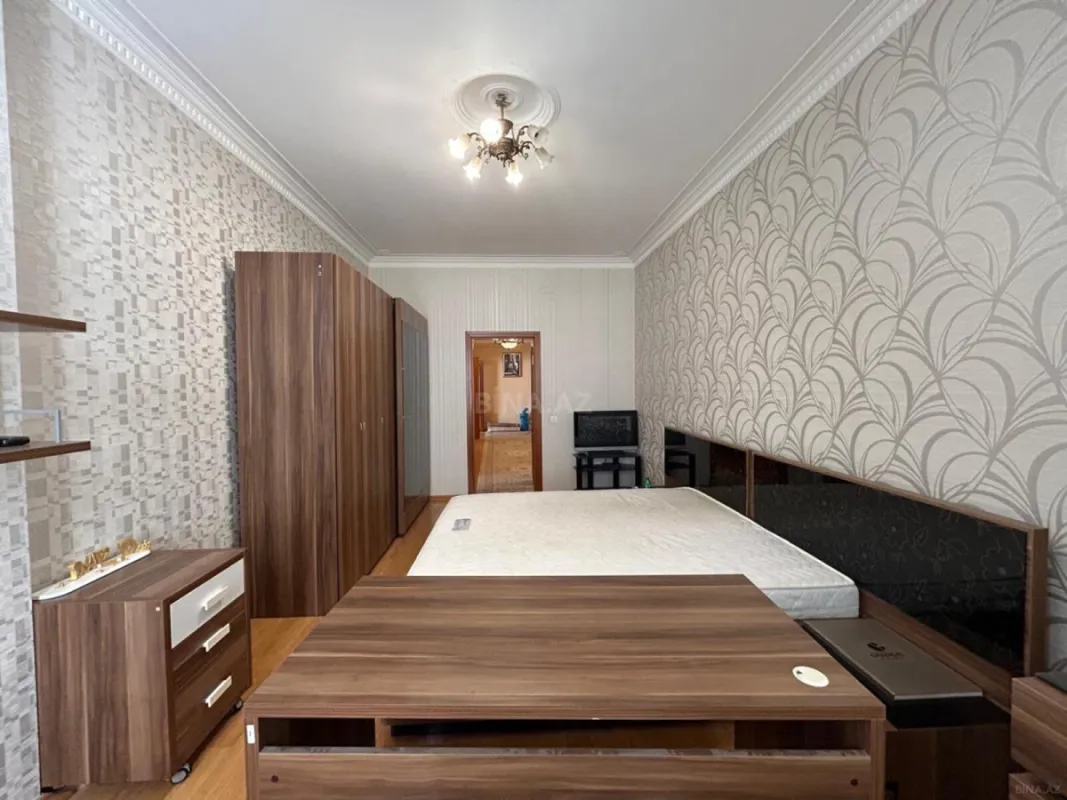 Satılır 4 otaqlı mənzil 220 m²