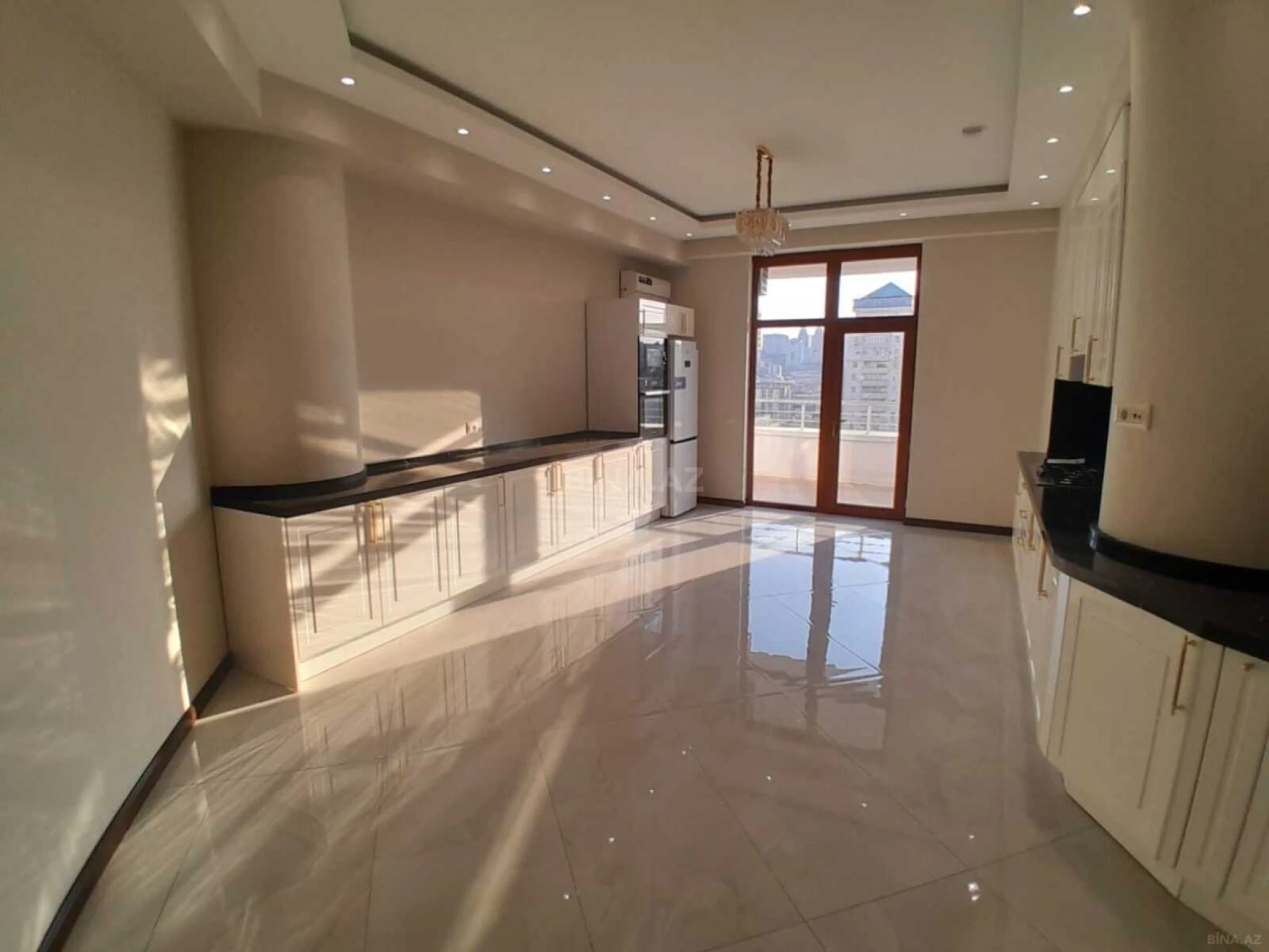 Kirayə verilir 4 otaqlı mənzil 220 m²