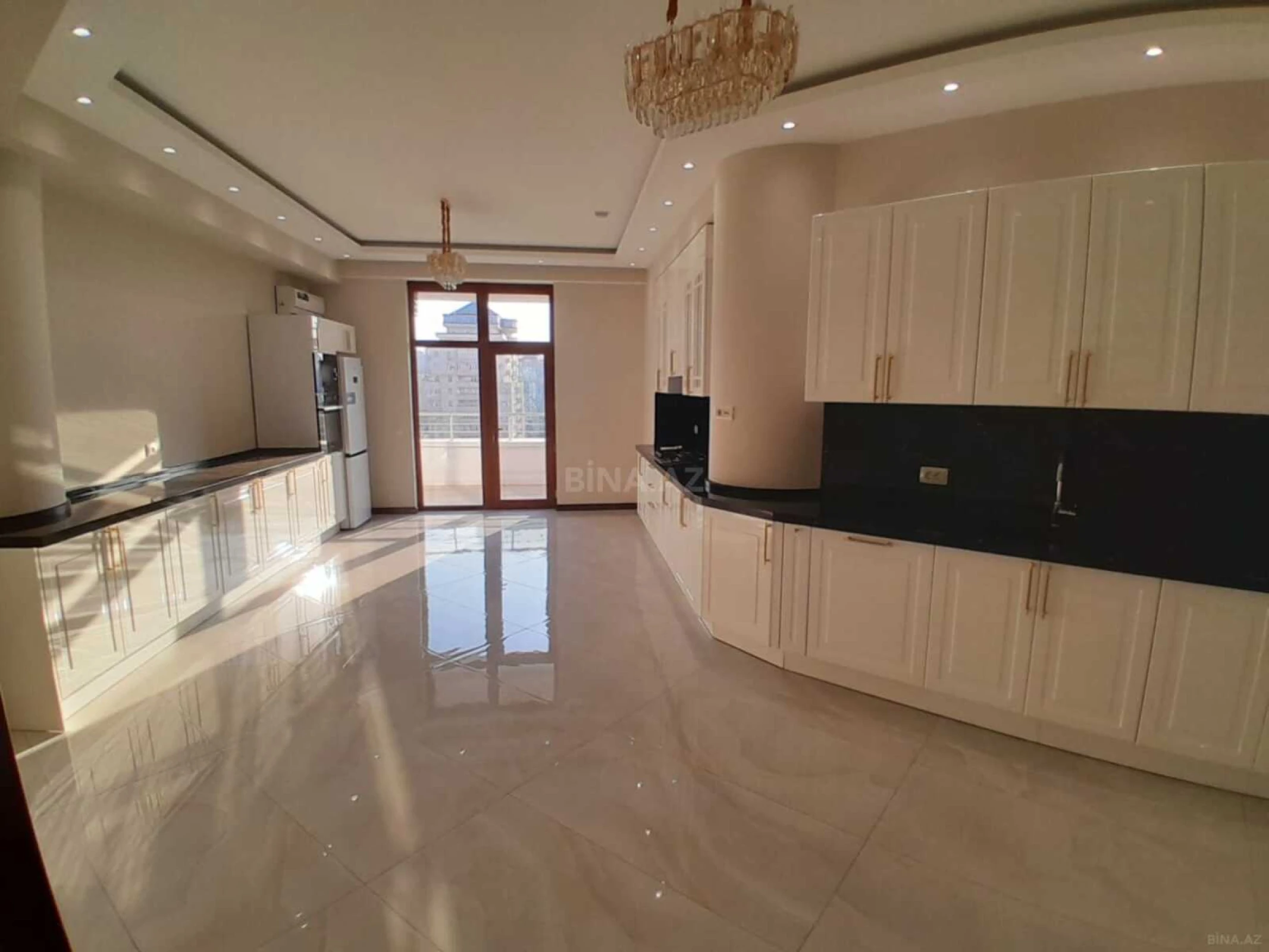 Kirayə verilir 4 otaqlı mənzil 220 m²