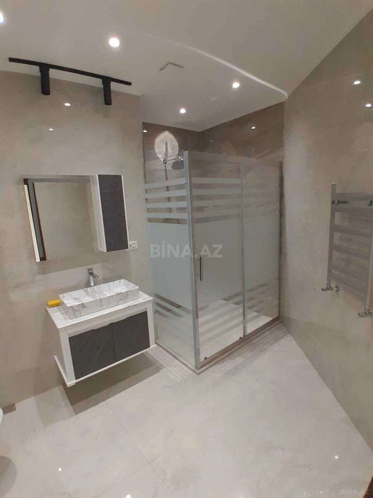 Kirayə verilir 4 otaqlı mənzil 220 m²