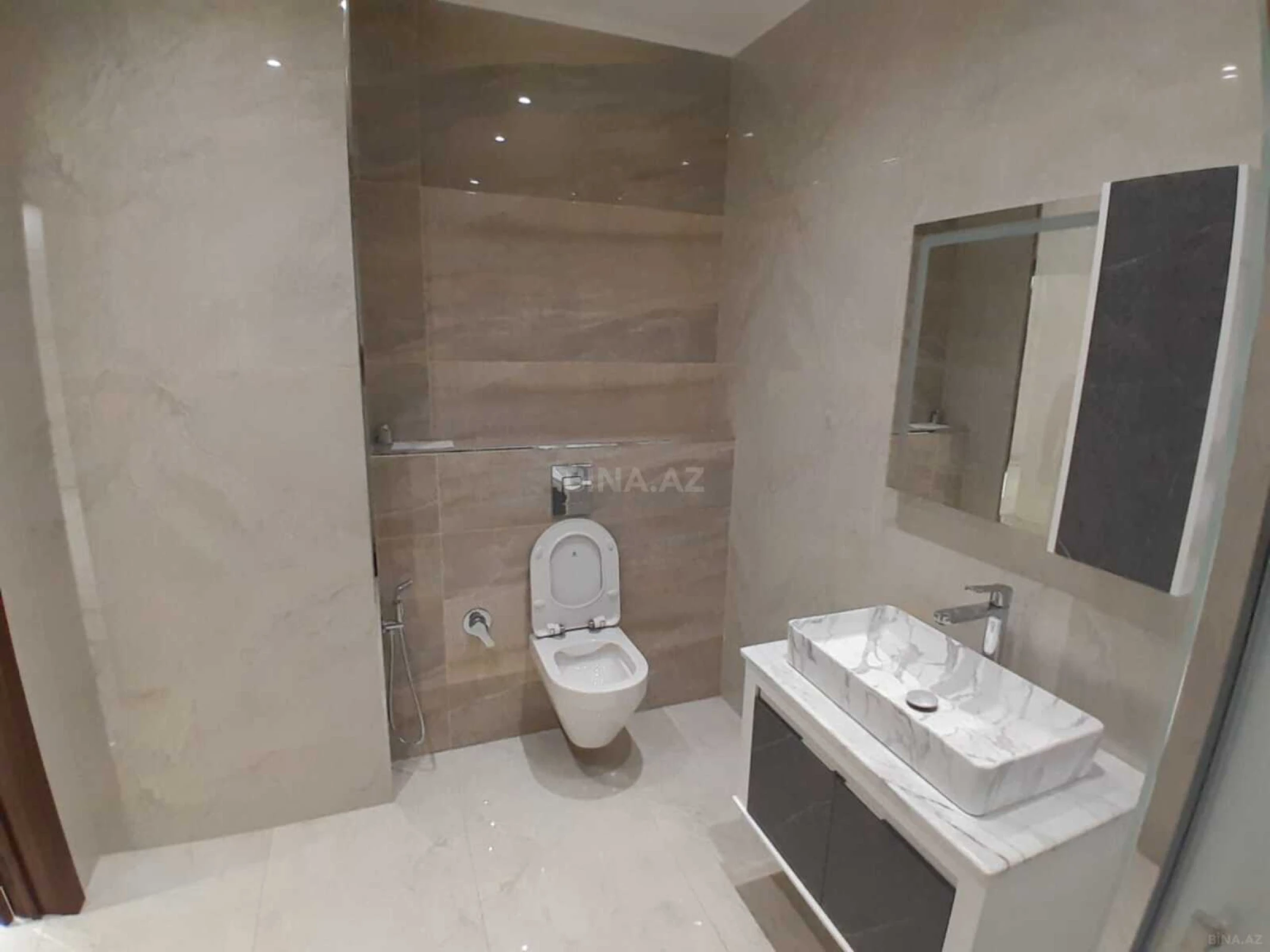 Kirayə verilir 4 otaqlı mənzil 220 m²