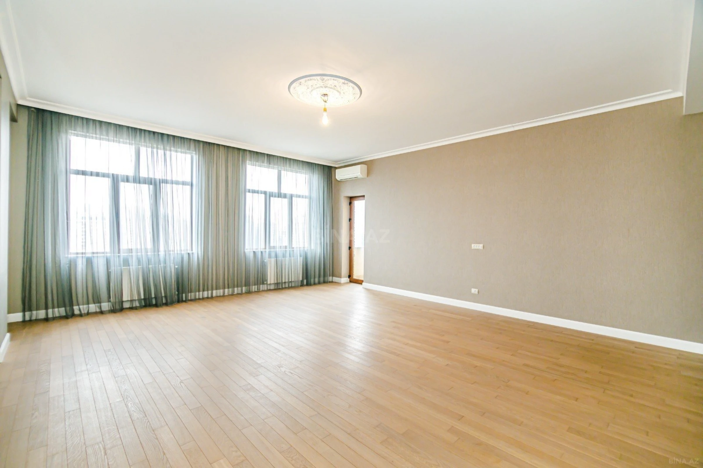 Satılır 3 otaqlı mənzil 153 m²