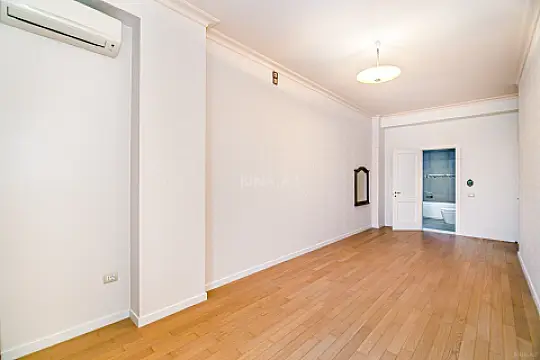 Satılır 3 otaqlı mənzil 153 m²