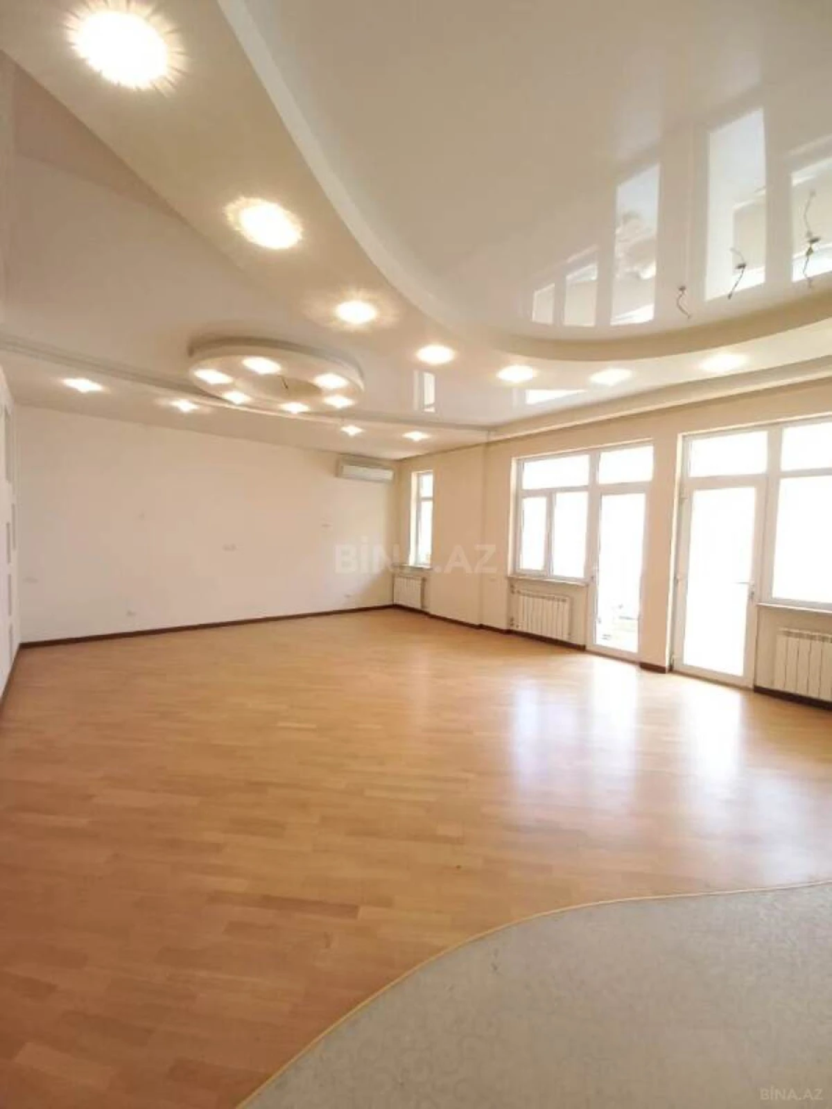 Satılır 3 otaqlı mənzil 135 m²
