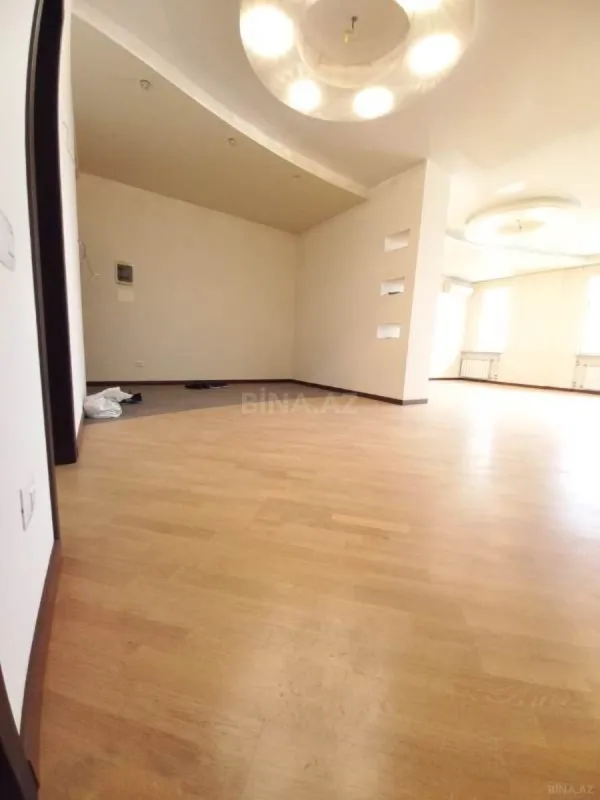 Satılır 3 otaqlı mənzil 135 m²