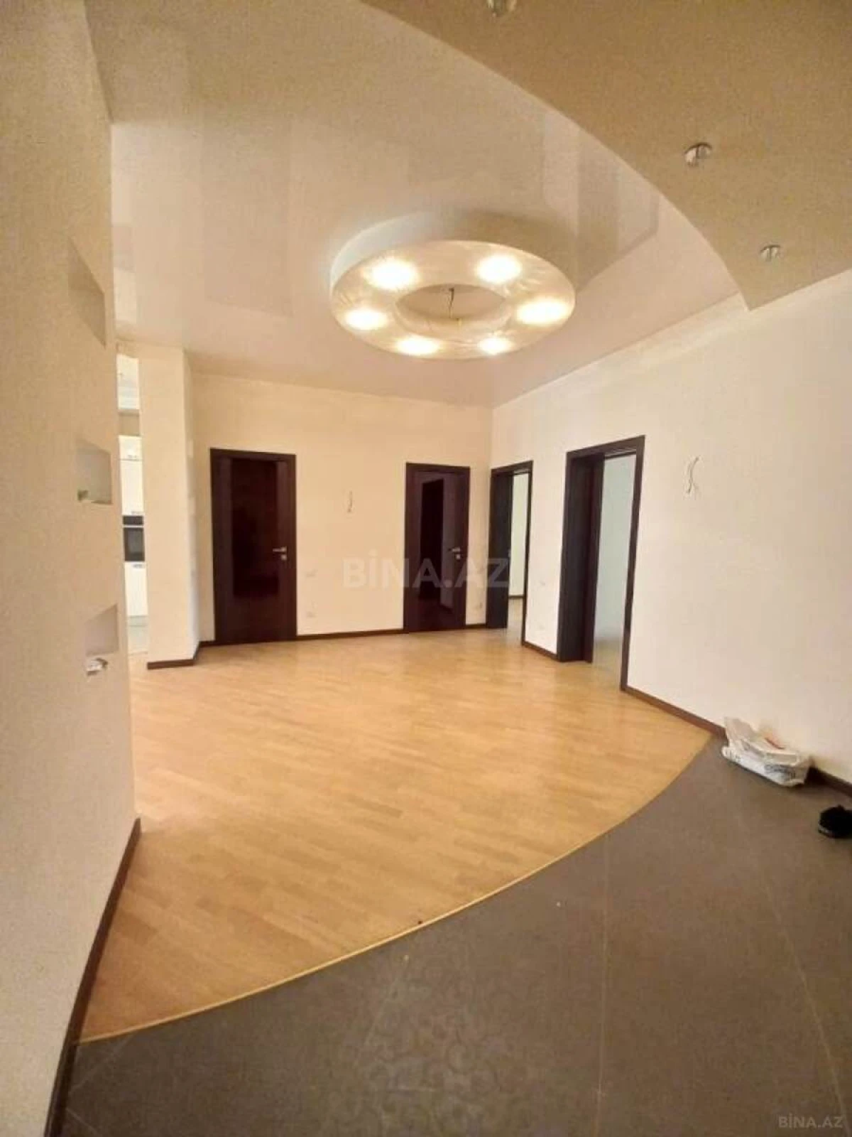 Satılır 3 otaqlı mənzil 135 m²