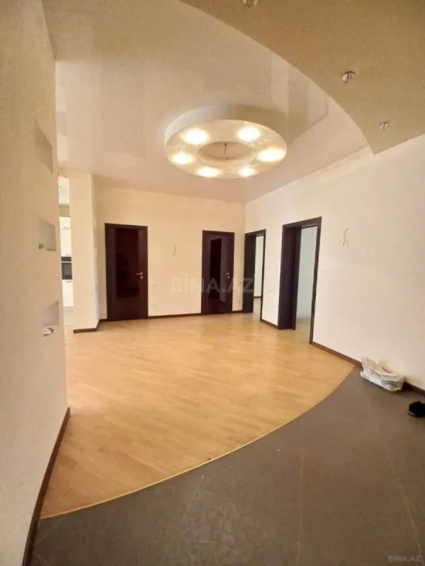 Satılır 3 otaqlı mənzil 135 m²