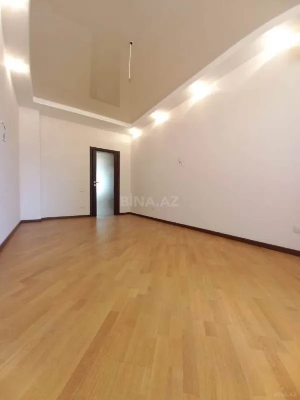 Satılır 3 otaqlı mənzil 135 m²