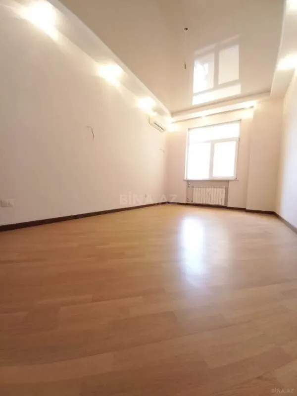 Satılır 3 otaqlı mənzil 135 m²