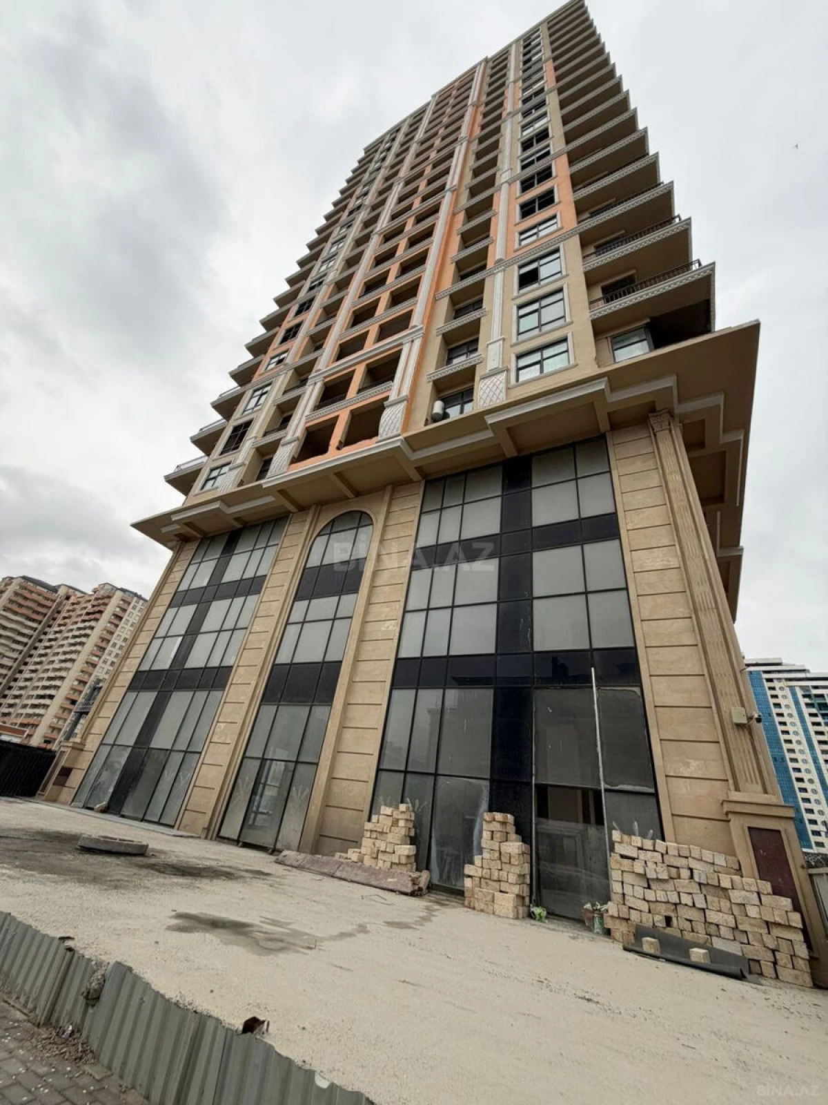 Satılır 3 otaqlı mənzil 122 m²