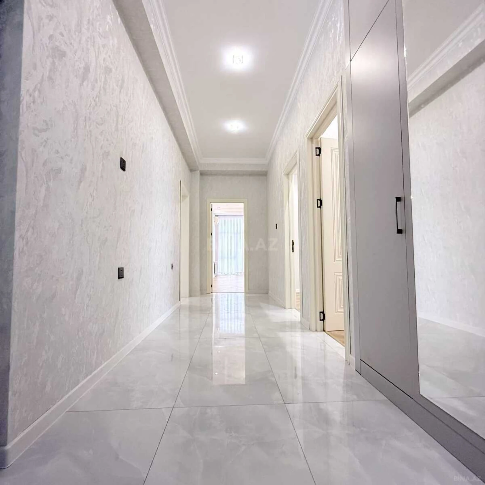 Satılır 4 otaqlı mənzil 131 m²