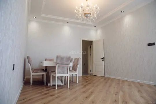 Satılır 4 otaqlı mənzil 131 m²
