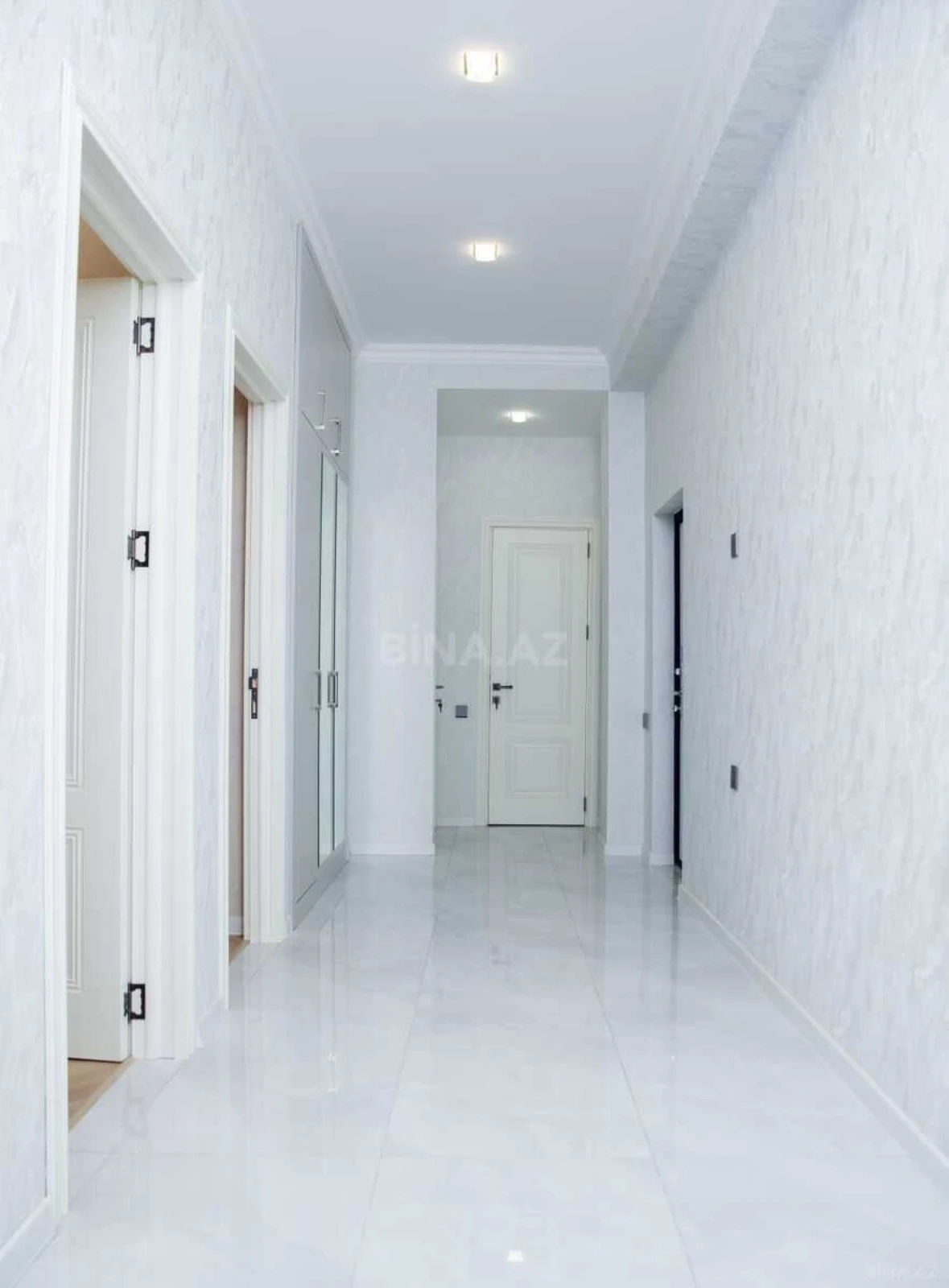 Satılır 4 otaqlı mənzil 131 m²