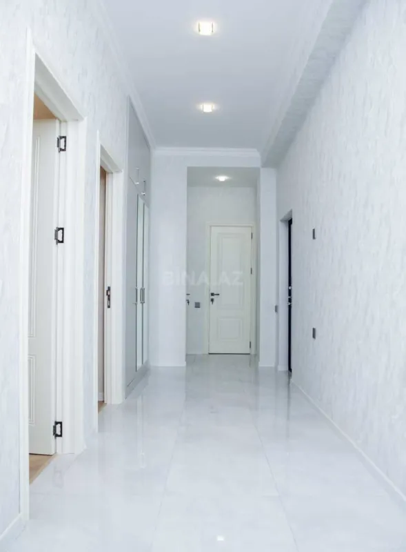 Satılır 4 otaqlı mənzil 131 m²