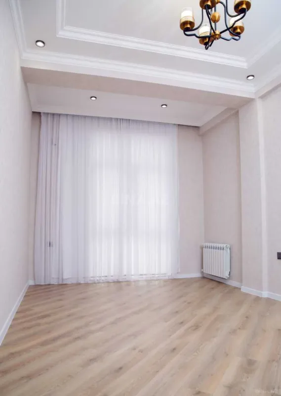 Satılır 4 otaqlı mənzil 131 m²