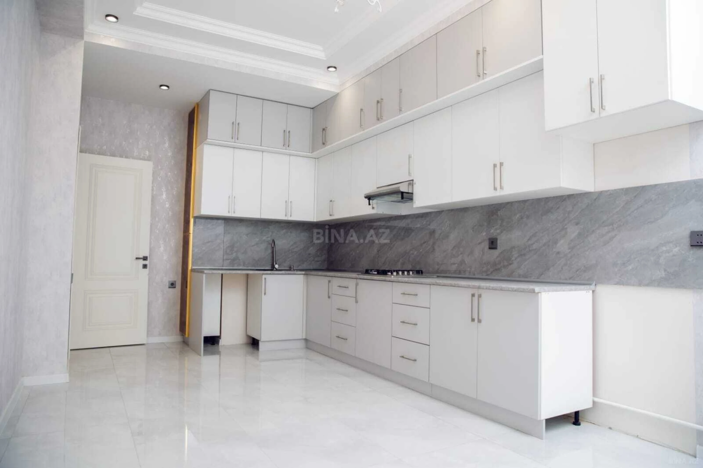 Satılır 4 otaqlı mənzil 131 m²