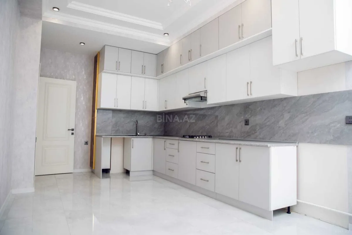 Satılır 4 otaqlı mənzil 131 m²