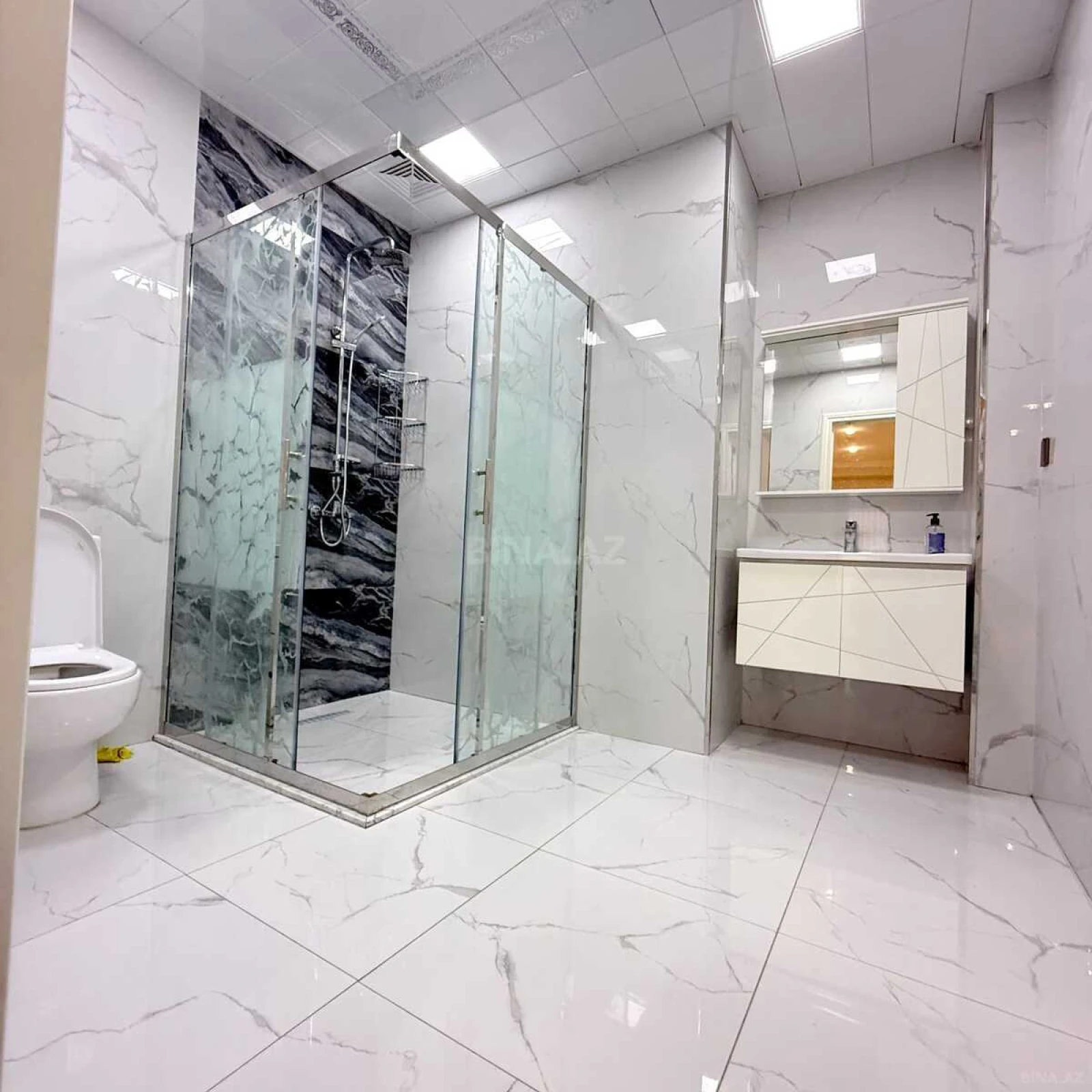 Satılır 4 otaqlı mənzil 131 m²