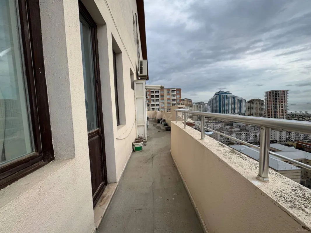 Satılır 7 otaqlı mənzil 533 m²