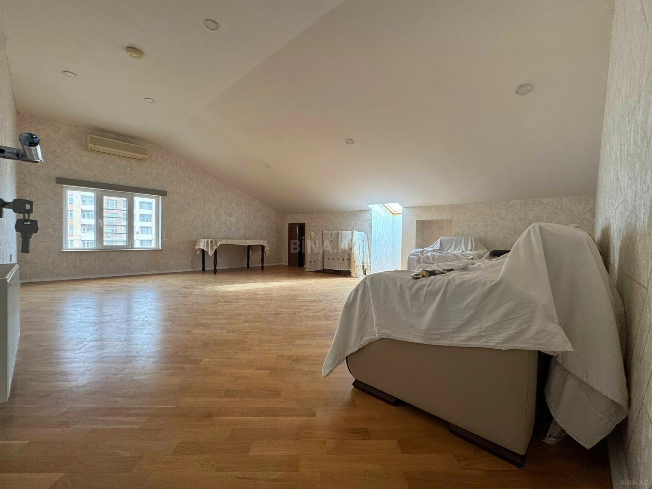 Satılır 7 otaqlı mənzil 533 m²