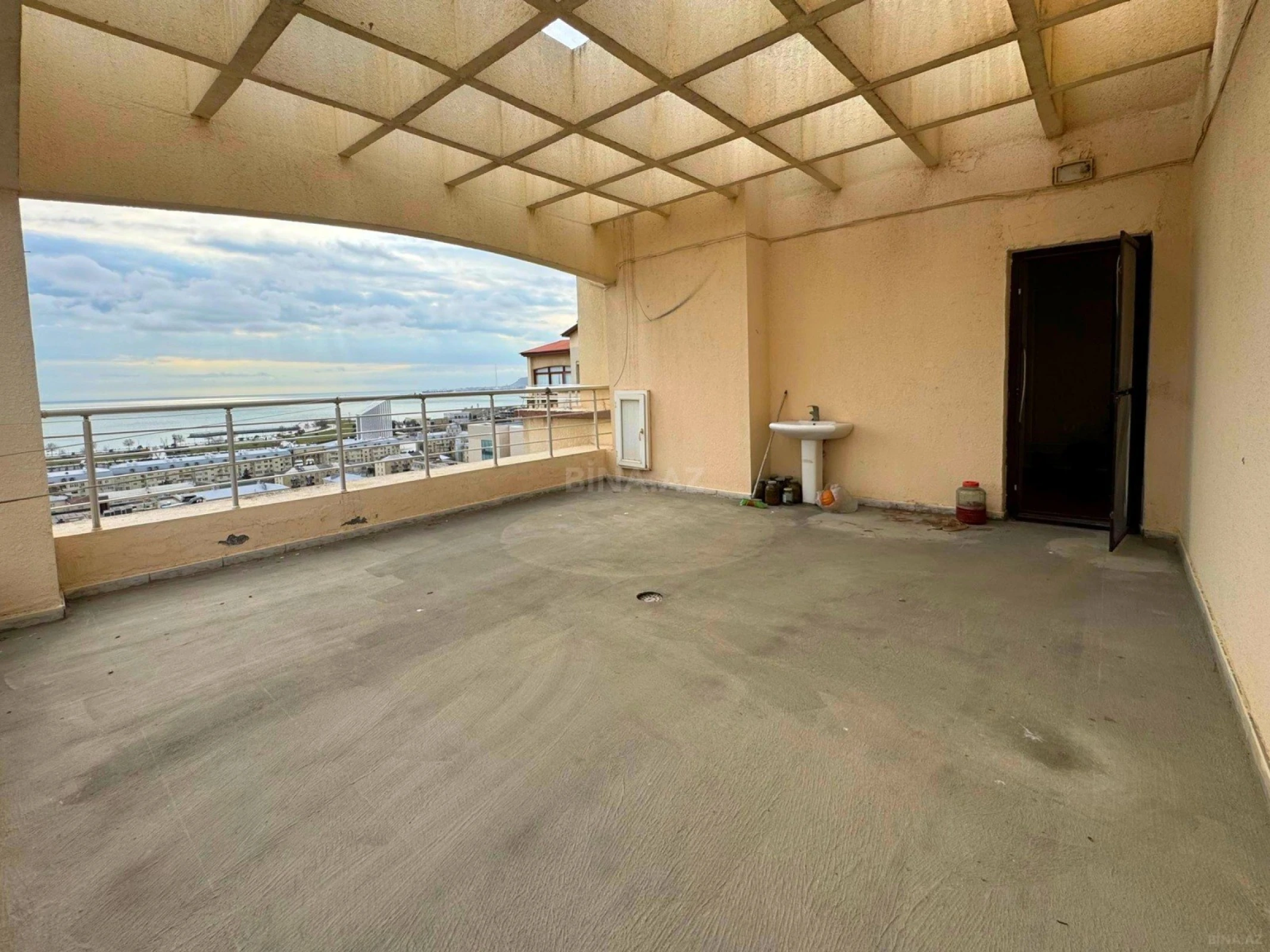 Satılır 7 otaqlı mənzil 533 m²