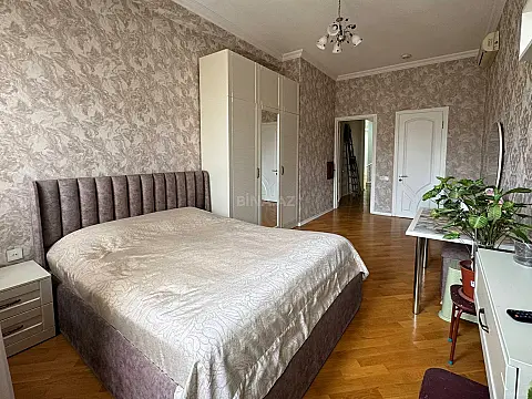 Satılır 7 otaqlı mənzil 533 m²