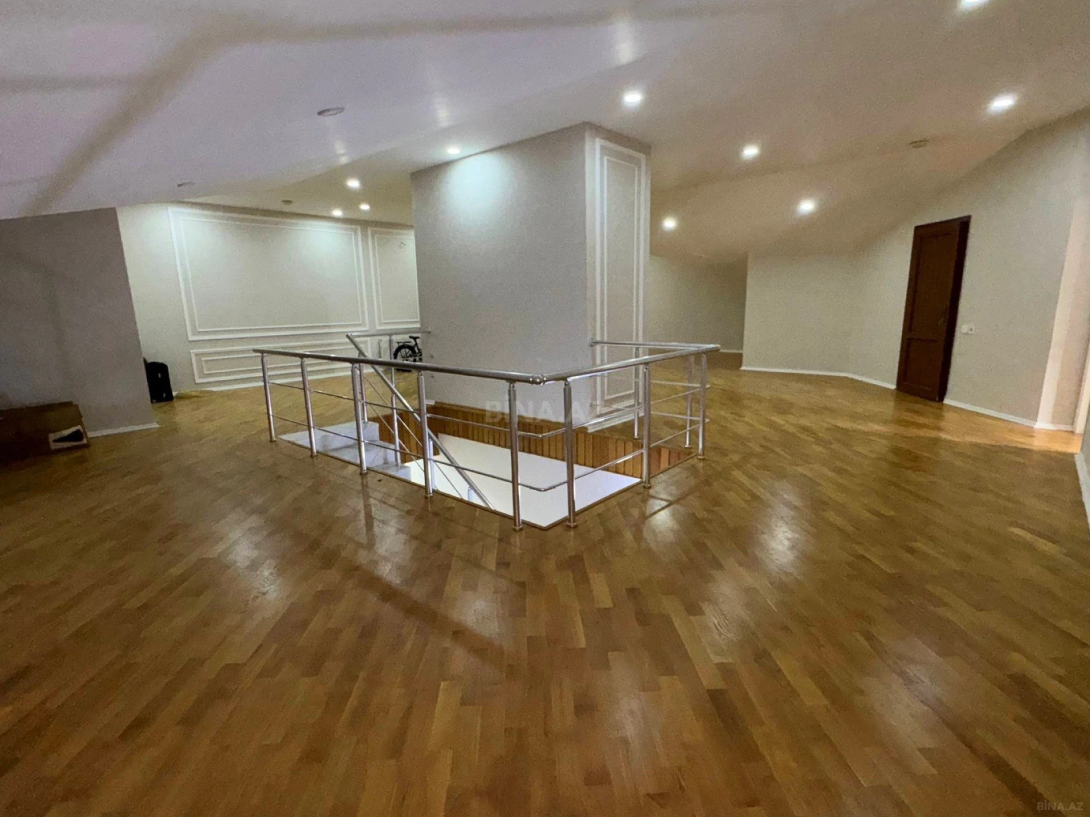 Satılır 7 otaqlı mənzil 533 m²