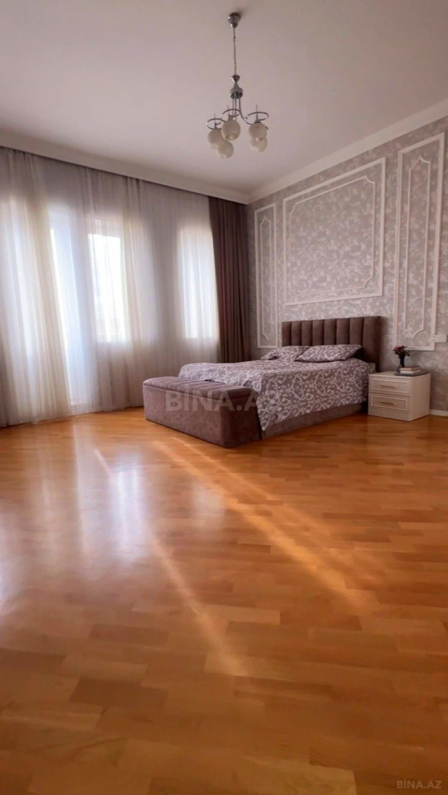 Satılır 7 otaqlı mənzil 533 m²