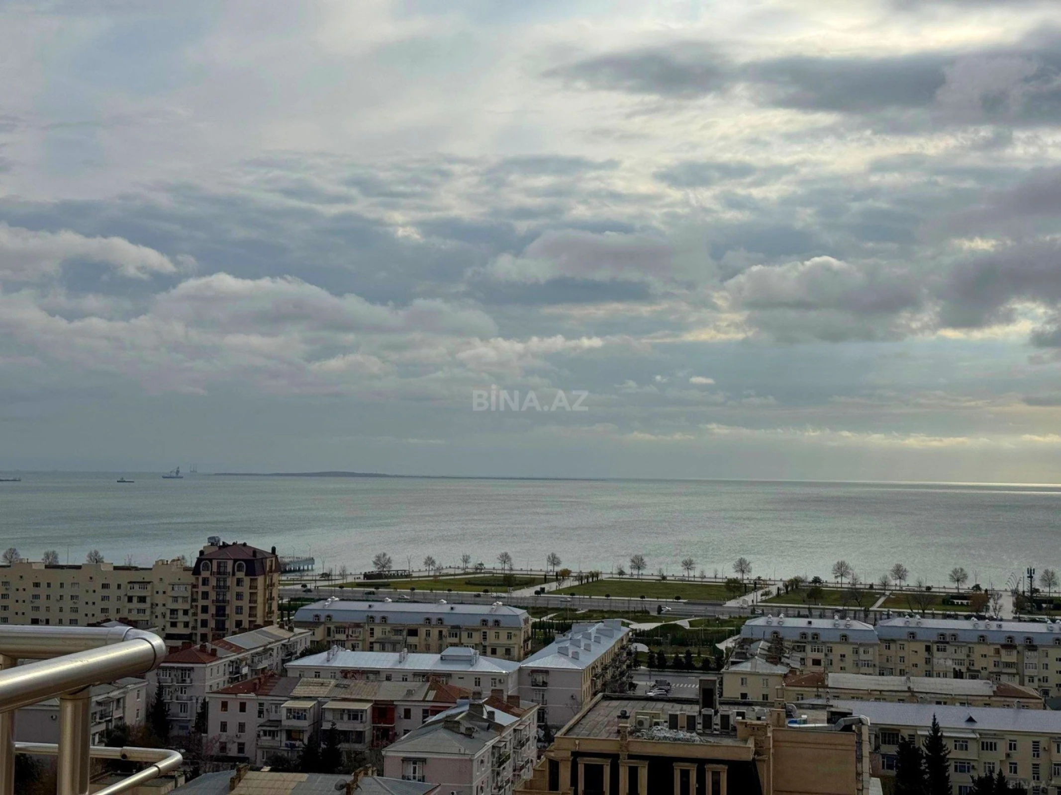 Satılır 7 otaqlı mənzil 533 m²