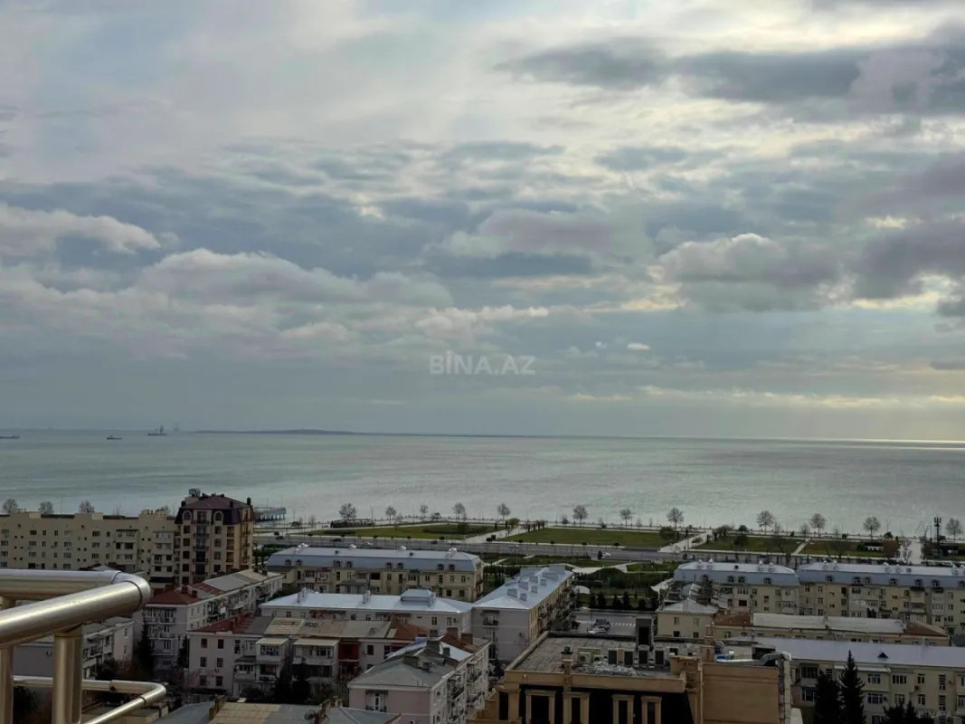 Satılır 7 otaqlı mənzil 533 m²