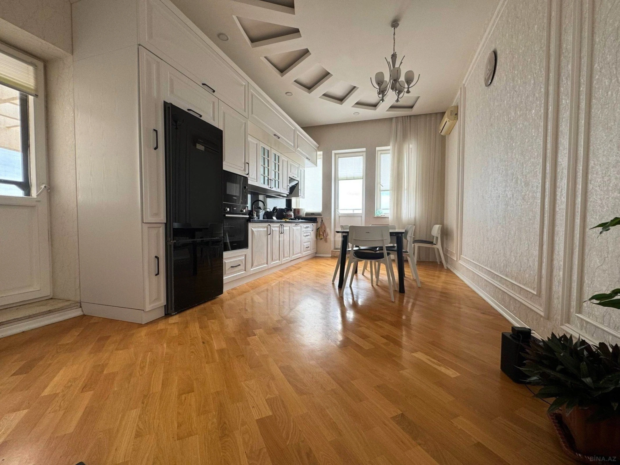 Satılır 7 otaqlı mənzil 533 m²