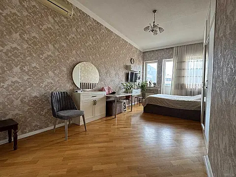 Satılır 7 otaqlı mənzil 533 m²