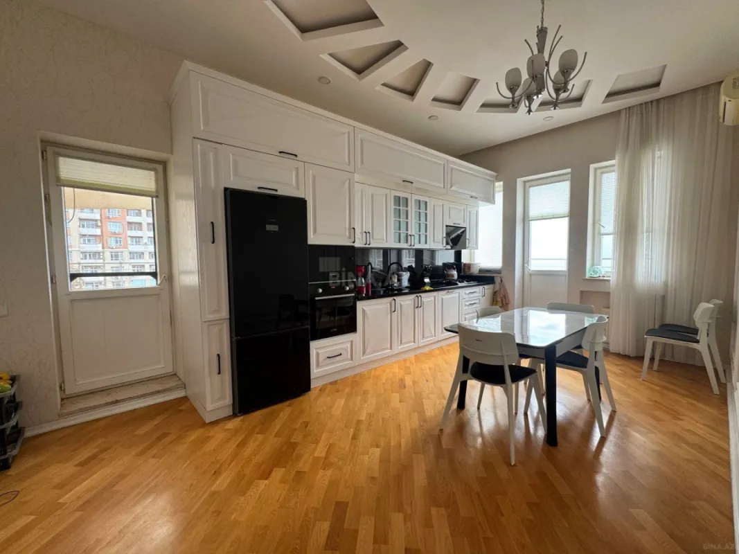 Satılır 7 otaqlı mənzil 533 m²