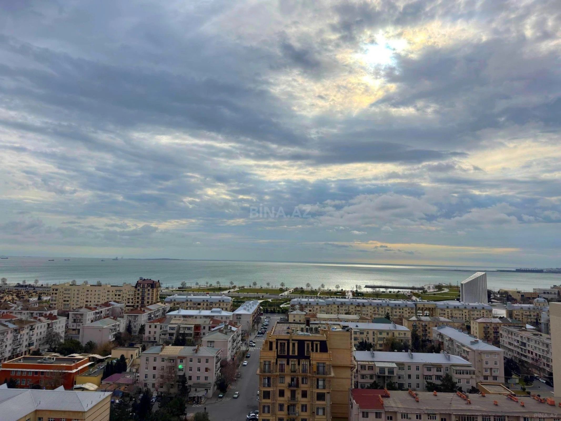 Satılır 7 otaqlı mənzil 533 m²