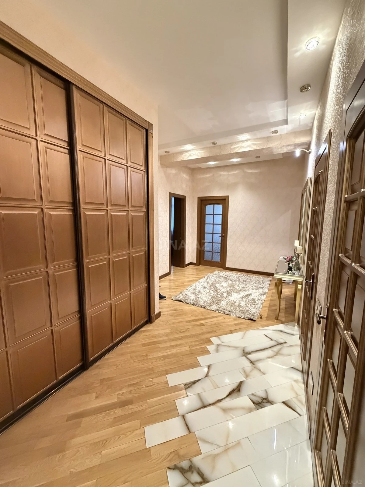 Satılır 4 otaqlı mənzil 174 m²