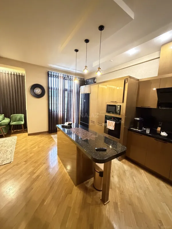 Satılır 4 otaqlı mənzil 174 m²