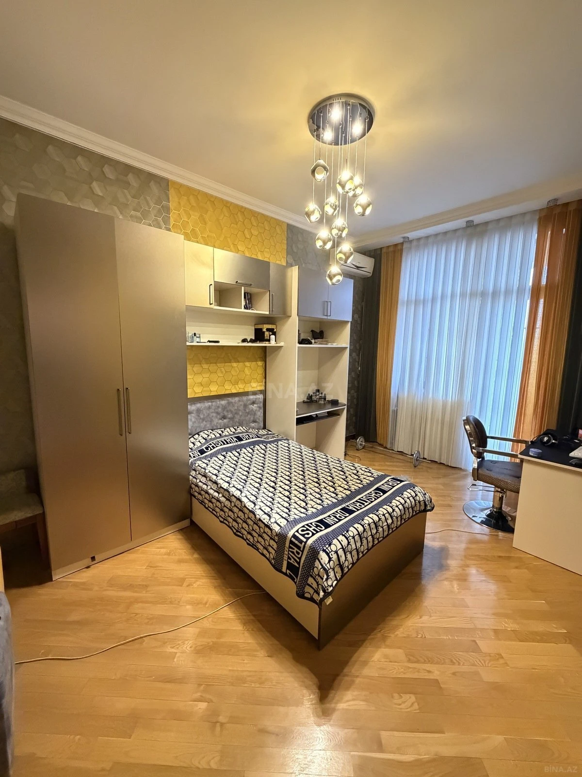 Satılır 4 otaqlı mənzil 174 m²
