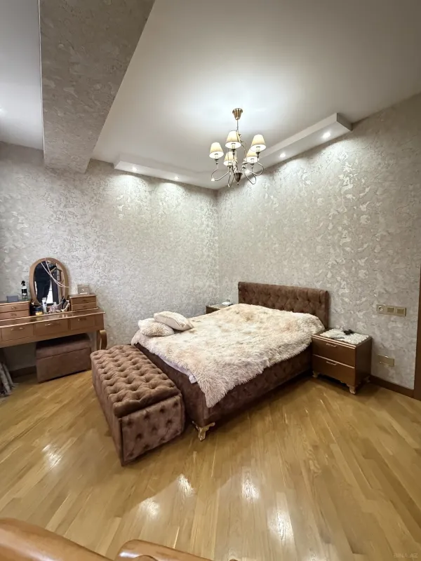 Satılır 4 otaqlı mənzil 174 m²