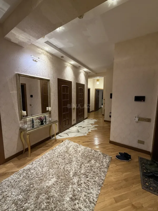 Satılır 4 otaqlı mənzil 174 m²